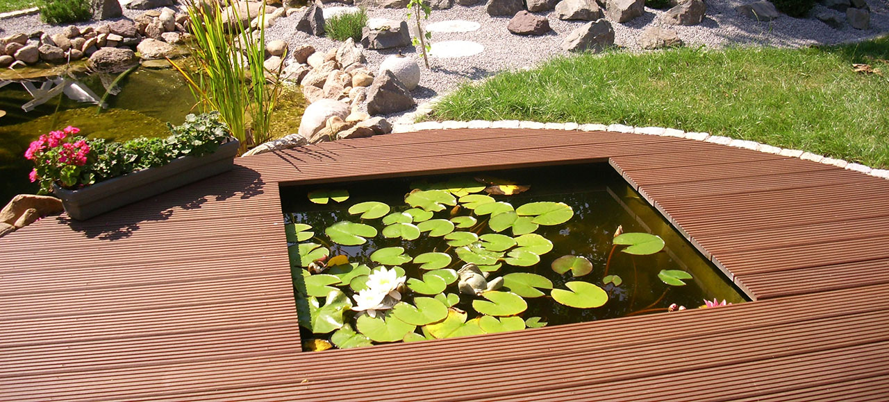 Teich mit Holzeinfassung